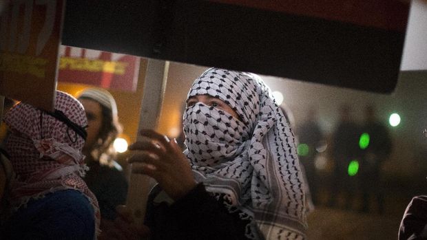 BAGHDAD, IRAQ - OCTOBER 15:  An Iraqi elderly man votes at a polling station on October 15, 2005 in Baghdad, Iraq. Iraqis went to the polls today to vote on a new constitution amid heavy security as insurgents vowed to disrupt the referendum.  (Photo by Muhannad Fala?ah /Getty Images)