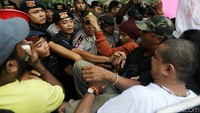 Demonstran dan polisi terlibat saling dorong.