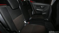 Fitur lainnya termasuk New Semi Bucket yang membuat bangku lebih tebal serta headrest untuk penumpang kabin belakang.