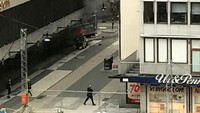 Teror truk tersebut terjadi di pusat perbelanjaan Drottninggatan, Stockholm, Swedia, Jumat (7/4/2017). TT News Agency/Andreas Schyman/Reuters.