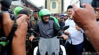 Djarot meninggalkan gedung GP Ansor menggunakan ojek online. Mantan Wali Kota Blitar itu juga sekaligus menjadi drivernya.