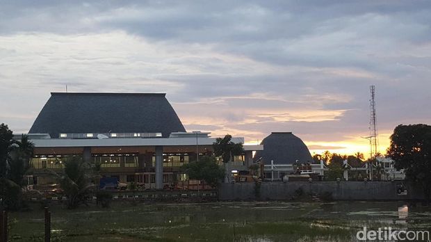 Sunset di PLBN Motaain, tower Telkomsel membantu komunikasi di sini (Fitraya/detikTravel)