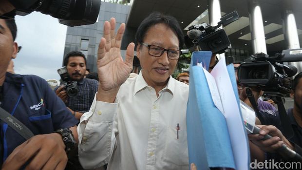 Dia lalu bergegas menuju JPO yang terletak di depan Gedung KPK.