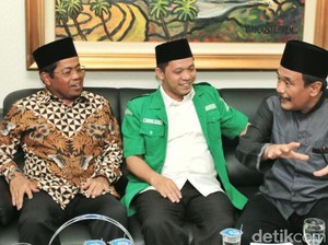 Djarot dan Sekjen Golkar Salat Jumat di Masjid GP Ansor