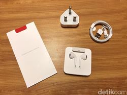 Unboxing iPhone Berkelir Merah di Jakarta
