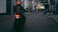Tapi, lampu belakang dan lampu rem yang ada di sepeda motor biasanya terletak terlalu ke bawah.