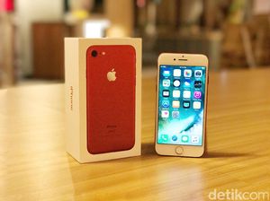 Unboxing iPhone Berkelir Merah di Jakarta