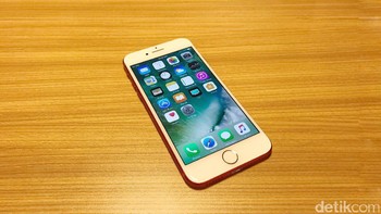 Paduan warna putih dan merah cukup pas. Namun jika Apple menghadirkan pula warna hitam atau merah di bagian depannya, mungkin akan lebih sempurna. Foto: Adi Fida Rahman/detikINET