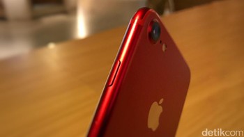 Bagian kanan iPhone 7 merah. Foto: Adi Fida Rahman/detikINET