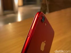 Unboxing iPhone Berkelir Merah di Jakarta