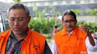Direktur Utama PT PAL Indonesia Firmansyah Arifin (kiri) dan Direktur Umum PT Pirusa Agus Nugroho (kanan) menjalani pemeriksaan dengan memakai rompi tahanan.