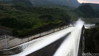 Selain itu, waduk ini juga akan meredam terjadinya banjir bagi 14.000 hektare kawasan di Jawa Barat.