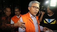 Direktur Keuangan PT PAL Saiful Anwar (depan) dan Direktur Umum PT Pirusa Agus Nugroho (belakang) keluar gedung KPK dengan memakai rompi tahanan.