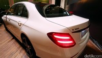 E-Class versi lokal ini dirakit di pabrik perakitan Mercy di Wanaherang, Bogor.