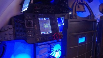 Simulasi penerbangan menuju antariksa menggunakan Boeings Starliner dikontrol menggunakan joystick di kiri layar, persis seperti bermain game. (Foto: Michael Franco/New Atlas)