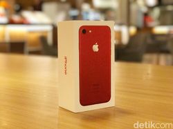 Unboxing iPhone Berkelir Merah di Jakarta