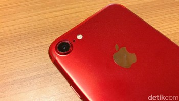 Apple memberikan sentuhan baru pada logonya. Dibuat dengan material polish aluminum. Foto: Adi Fida Rahman/detikINET