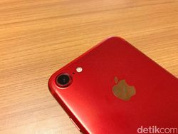 Unboxing iPhone Berkelir Merah di Jakarta