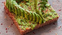 Roti panggang dengan topping irisan bush alpukat juga menjadi sorotan publik pencinta makanan. Selain enak, makanan ini juga jelas sehat. Foto: Instagram Avocaderia