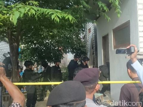 Polisi menggeledah rumah terduga teroris, ZA, di Lamongan, Jawa Timur.