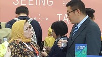 Koordinator Pengembangan Literasi Komite Buku Nasional, Lucya Andam Dewi, sedang berbincang-bincang dengan perwakilan sebuah penerbitan besar di China. China dikabarkan tertarik untuk membawa buku-buku anak Indonesia ke negara mereka.