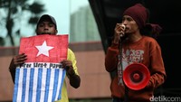 Perwakilan demonstran berorasi menggunakan pengeras suara.