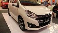 Persis di bawanya ada sang kembaran Daihatsu Ayla. Foto: Rangga Rahardiansyah