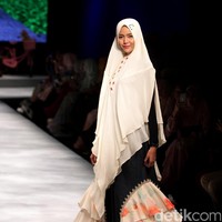 Koleksi Brand Si.Se.Sa yang mengusung tema PopNimes di Muslim Fashion Festival 2017. Jakarta Convention Center. Senayan. jakarta. [Foto: Mohammad Abduh/Wolipop]