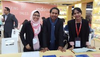 Detikcom menjadi satu-satunya media dari Indonesia yang meliput Bologna Childrens Book Fair. Sementara dua mahasiswa Indonesia yang sedang studi di Bologna, Nunung Mulyani (kiri) dan Primaditya Riesta, turut menjadi bagian dari tim yang sedang mempromosikan literasi anak bangsa di luar negeri ini.