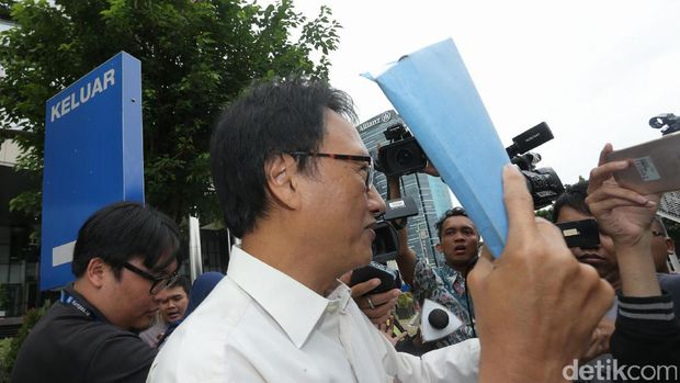 Isnu menolak berkomentar dan terus menutupi wajahnya dengan map warna biru,