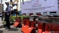 Akibat penutupan ini, arus lalu-lintas dari arah Senayan tidak bisa putar balik di kolong flyover.