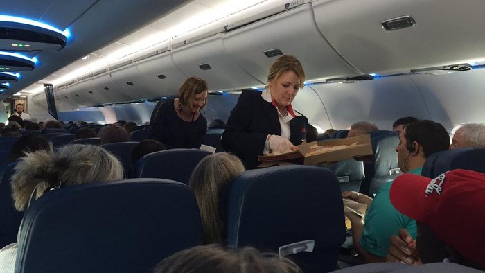 Maskapai pizza Delta Airlines bagi-bagi pizza kepada para penumpang karena pesawat mereka delay