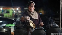Mak Onah mulai buka pada pukul 5 sore sampai jam 9 malam.