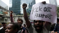 Demonstran membawa atribut aksi seperti poster, Jumat (7/4/2017).