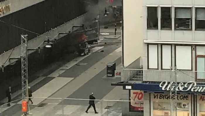 Terlihat Asap Tebal dan Bunyi Ledakan Saat Teror Truk di Swedia