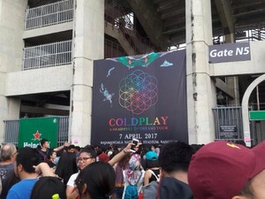 Pernak-pernik Resmi Coldplay Diserbu Penggemar