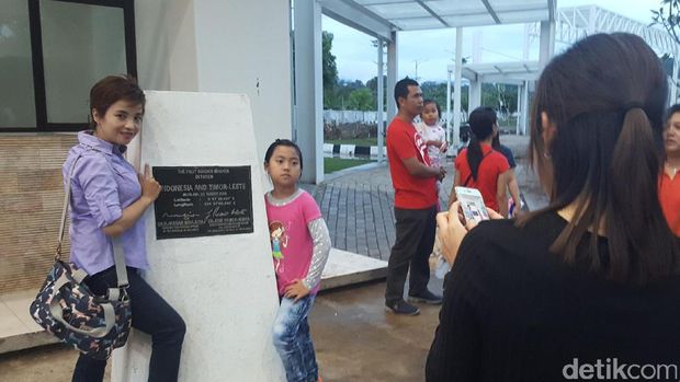 Turis berfoto di tugu perbatasan (Fitraya/detikTravel)