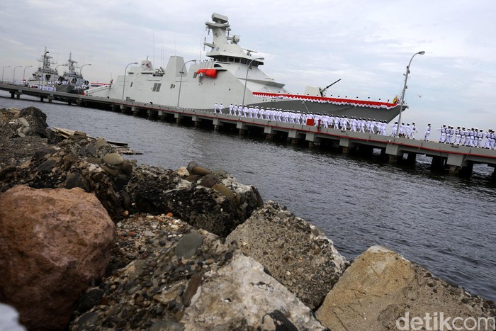KRI Raden Eddy Martadinata 331 baru saja diresmikan. Kapal tempur ini masuk ke dalam jajaran TNI Angkatan Laut dan siap mengamankan wilayah perairan Indonesia.