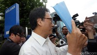 Isnu terlihat keluar dari gedung KPK, Jalan Kuningan Persada, Jakarta Selatan, Jumat (7/4/2017) sekitar pukul 11.35 WIB. Dia berusaha menutupi wajahnya dengan map warna biru yang dibawa.