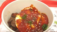 Kalau mau nasi, cicip saja K-Pop Bowl. Nasi diberi topping daging lidah sapi yang empuk juicy dan telur mata sapi berbalur saus gochujang.