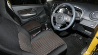 Interiornya juga berubah. Di bagian dalam mobil ini ada kombinasi warna hitam dan darker silver paint dengan Fabric Door Trim. 