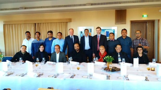 Surya Paloh, Rerie Lestari Moerdijat, dan  Rektor Finland University Pekka T. Saavalainen (berdiri di belakang Surya Paloh) sebelum jamuan makan malam.