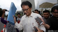Dia tidak memberi keterangan apa pun terkait pemeriksaannya.