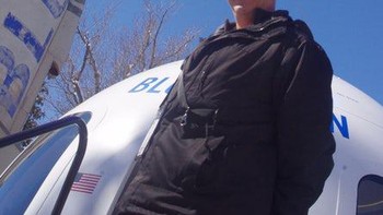 Berfoto di antara kapsul Boeing Starliner dan roket New Shepard (Foto: Michael Franco/New Atlas)