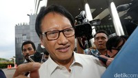 Mantan Dirut Perum Percetakan Negara Republik Indonesia (PNRI) Isnu Edhi Wijaya usai menjalani pemeriksan terkait kasus korupsi e-KTP di Gedung KPK, Jakarta, Jumat (7/4/2017).