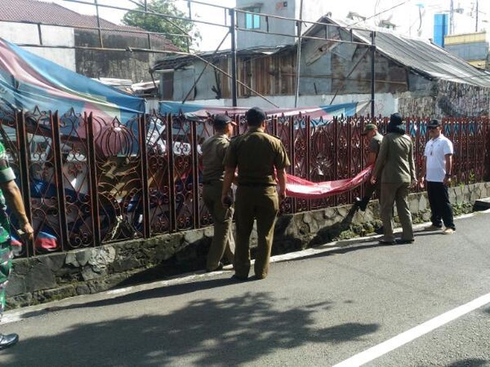 Panwaslu Jaksel Tertibkan 17 Spanduk di Mampang Prapatan
