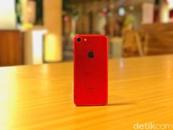 Unboxing iPhone Berkelir Merah di Jakarta