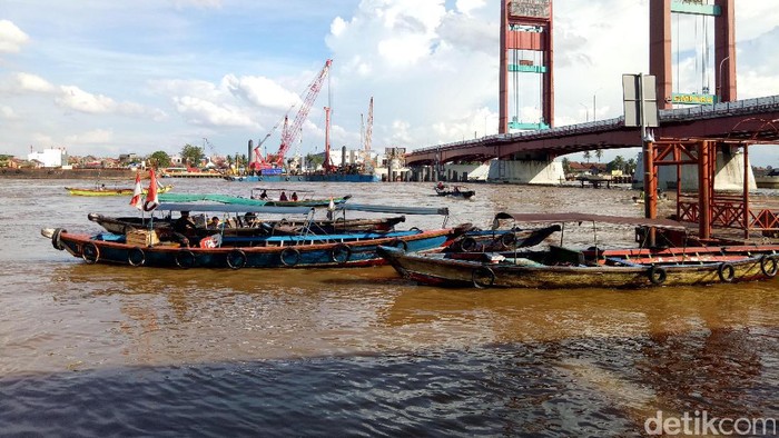 Denyut Ekonomi di Sungai Musi yang Tak Pernah Berhenti