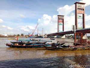 Denyut Ekonomi di Sungai Musi yang Tak Pernah Berhenti