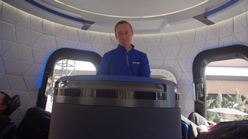 Salah satu kru Blue Origin menjelaskan interior dan fungsi kapsul. (Foto: Michael Franco/New Atlas)